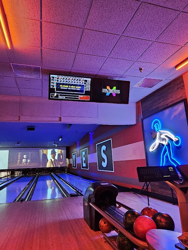 Bowlero Aurora photo 2