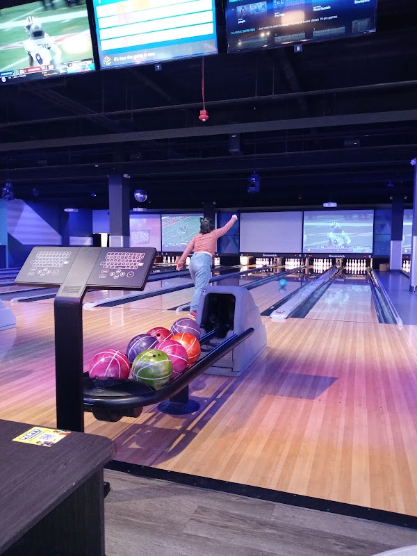 Round 1 Great Lakes Mall photo 2